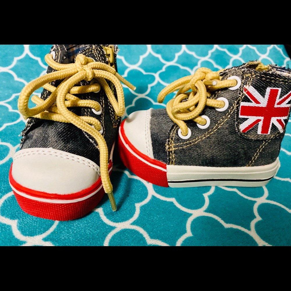 Children’s high tops size 3 EUC used w/non walker